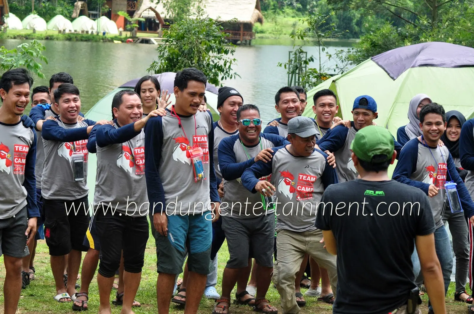 makan malam rombongan di braga bandung