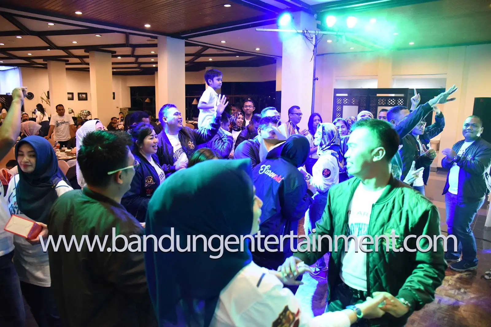 hiburan acara family gathering sespimmen lembang