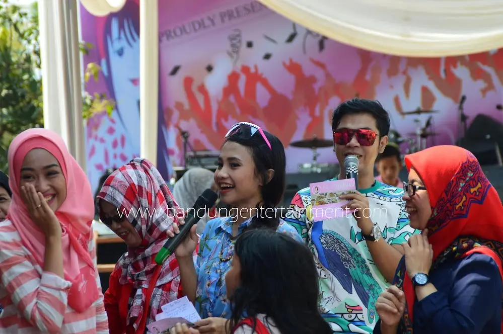 Pelepasan lampion pada acara launching Cafe Baso Parawan