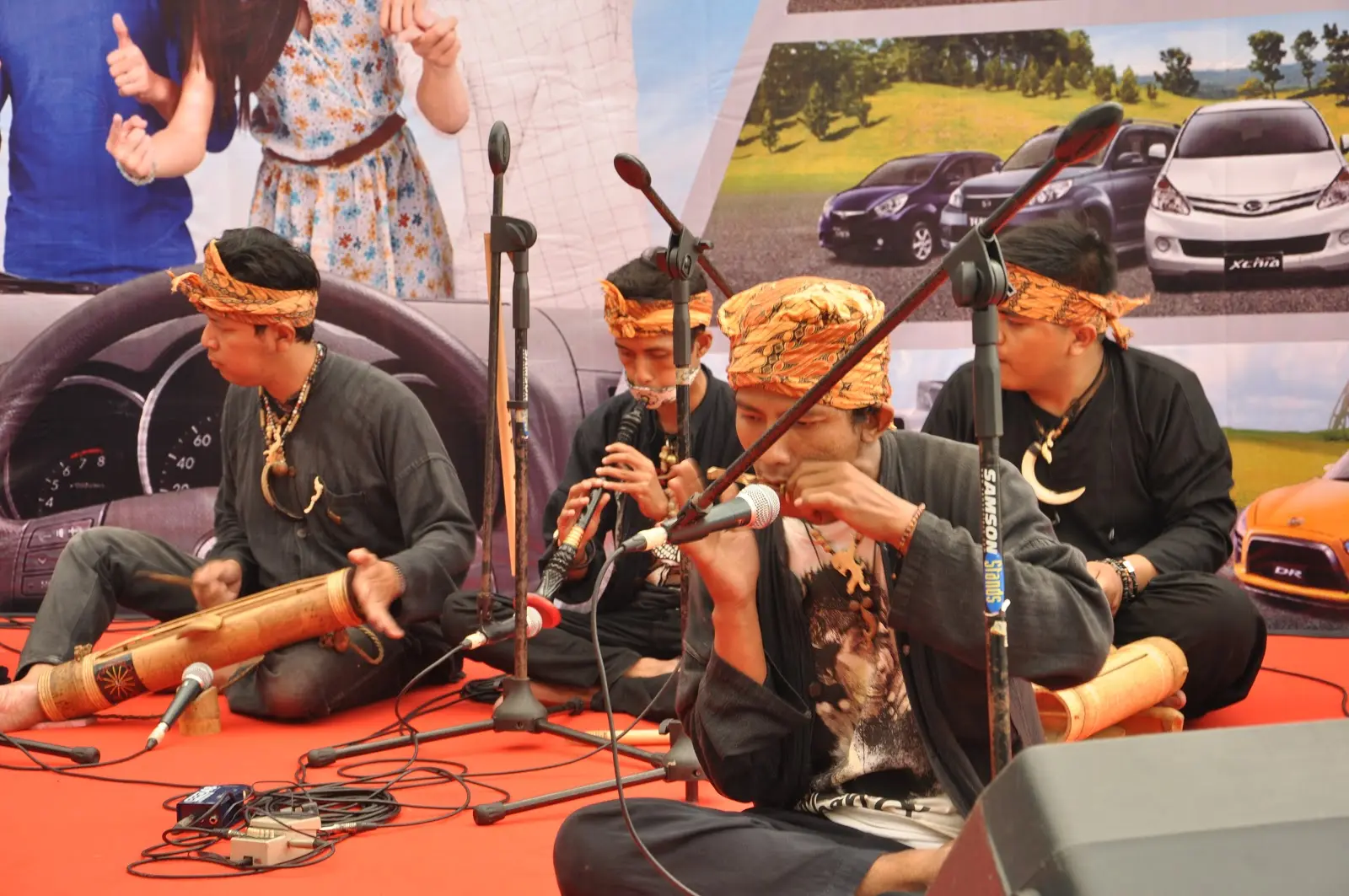 Aktivitas pengunjung di area pameran Daihatsu Show